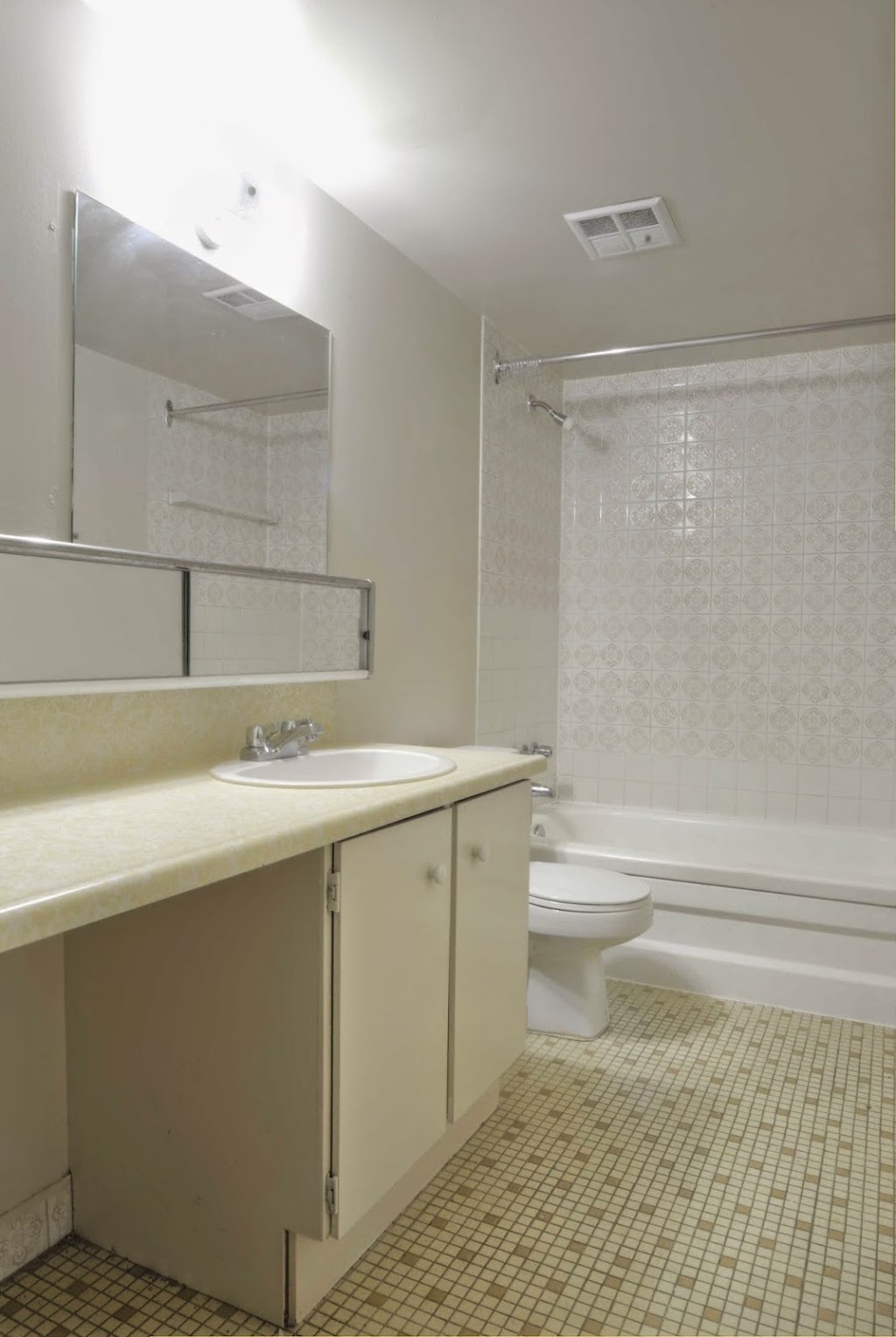 Highland Towers Apartments | 200 White Oaks Ct, Whitby, ON L1P 1B8, Canada | Phone: (905) 668-7332