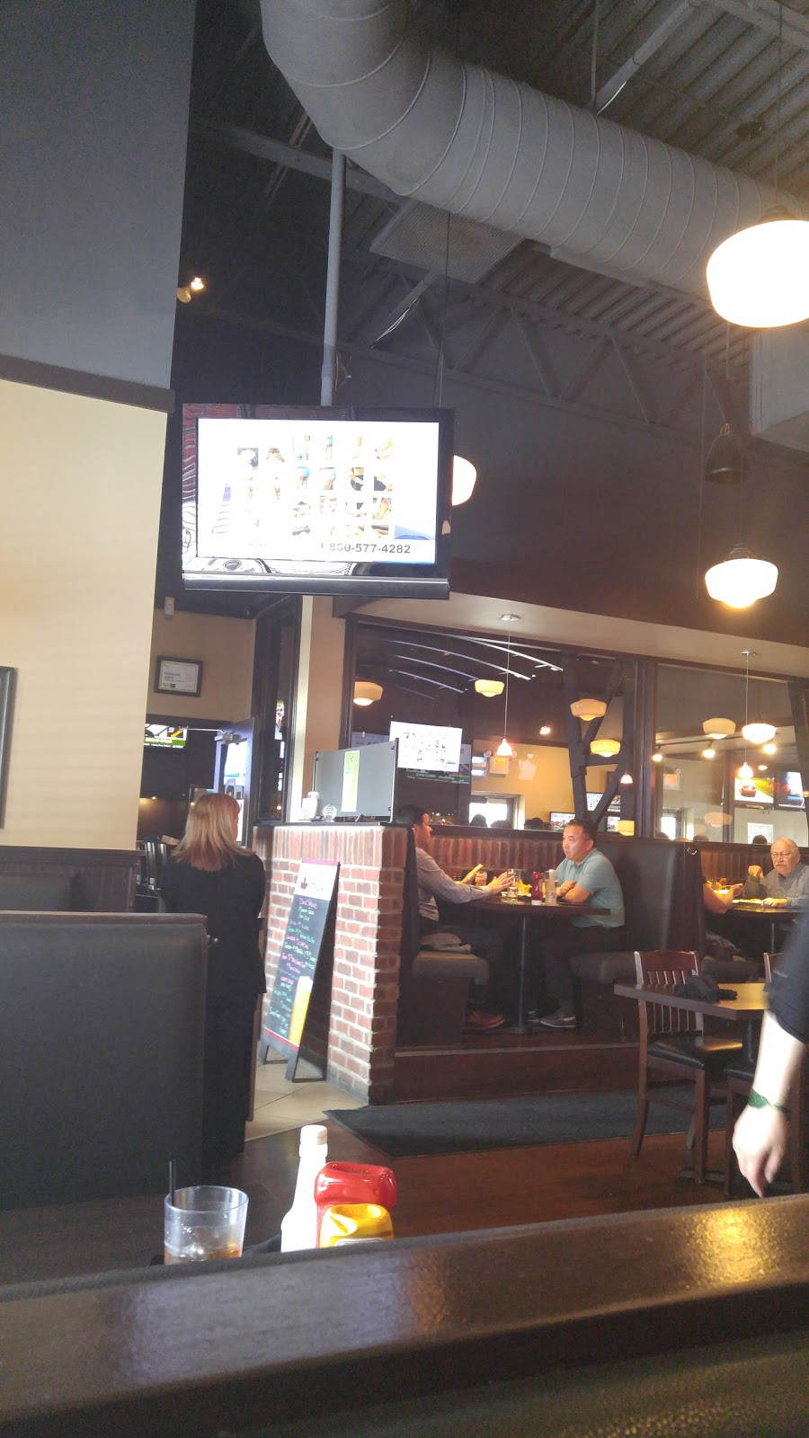 Shoeless Joes Sports Grill | 5 Winchester Rd E, Whitby, ON L1M 1B4, Canada | Phone: (905) 620-0013