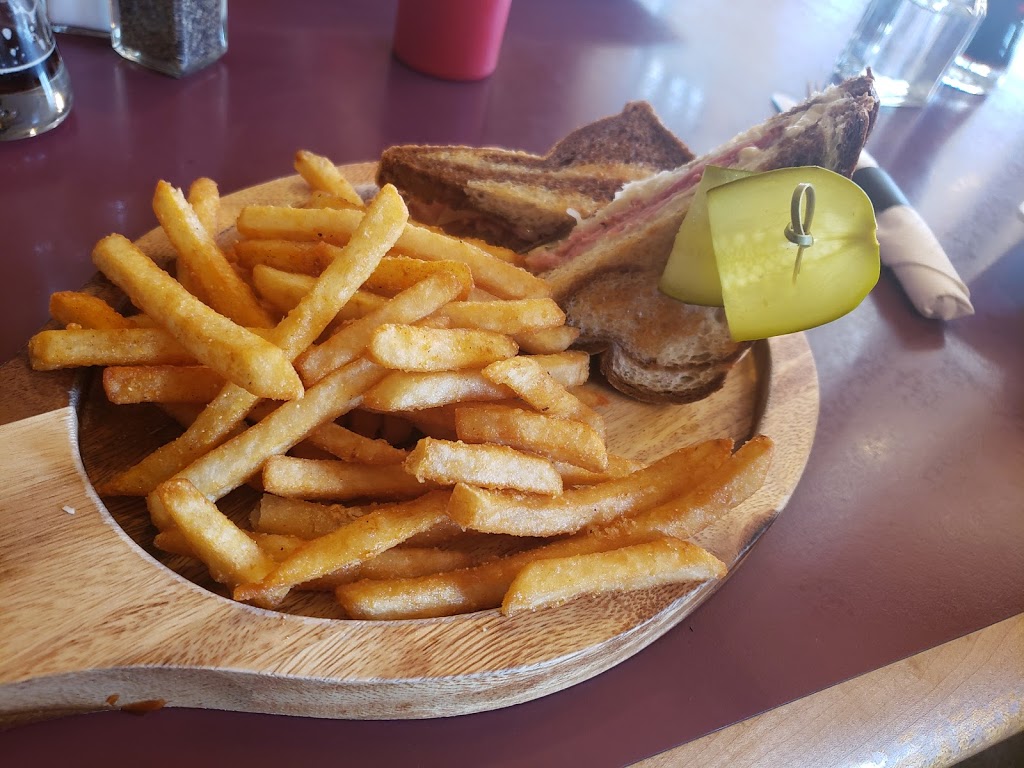Duffers Den Lounge | 2404 Centennial Dr, Blind Bay, BC V0E 1H2, Canada | Phone: (250) 675-2315
