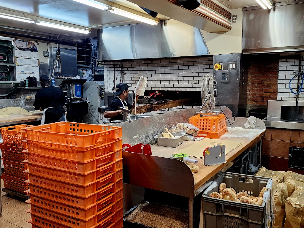 Fairmount Bagel | 74 Av. Fairmount O, Montréal, QC H2T 2M2, Canada | Phone: (514) 272-0667