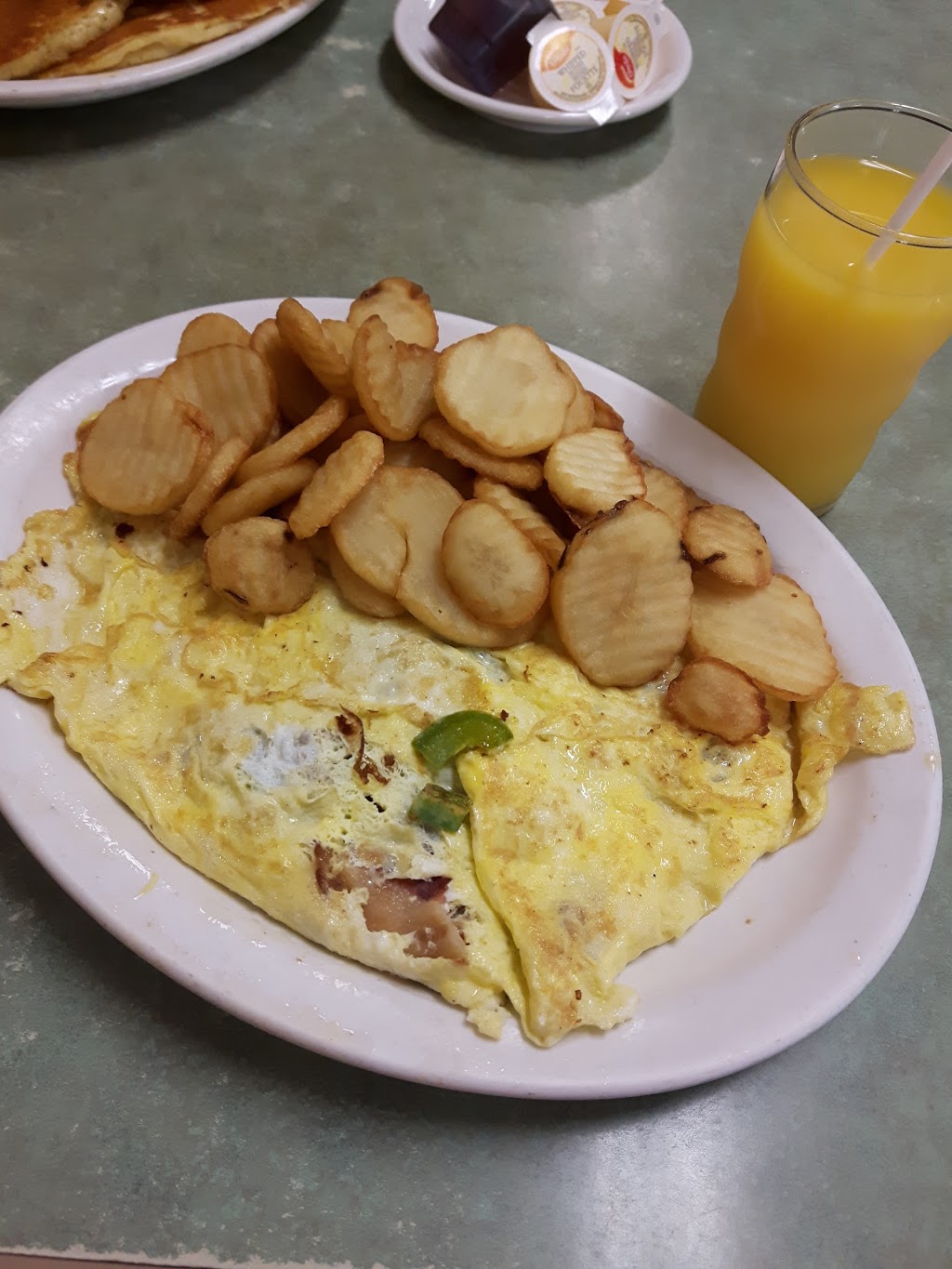Hills Maple Leaf Restaurant | 181 Memorial Ave, Orillia, ON L3V 5X7, Canada | Phone: (705) 326-8612