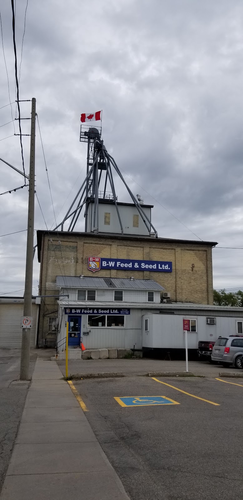 B-W Feed & Supply | 4022 Wilmot Easthope Rd, New Hamburg, ON N3A 3T1, Canada | Phone: (519) 662-1773