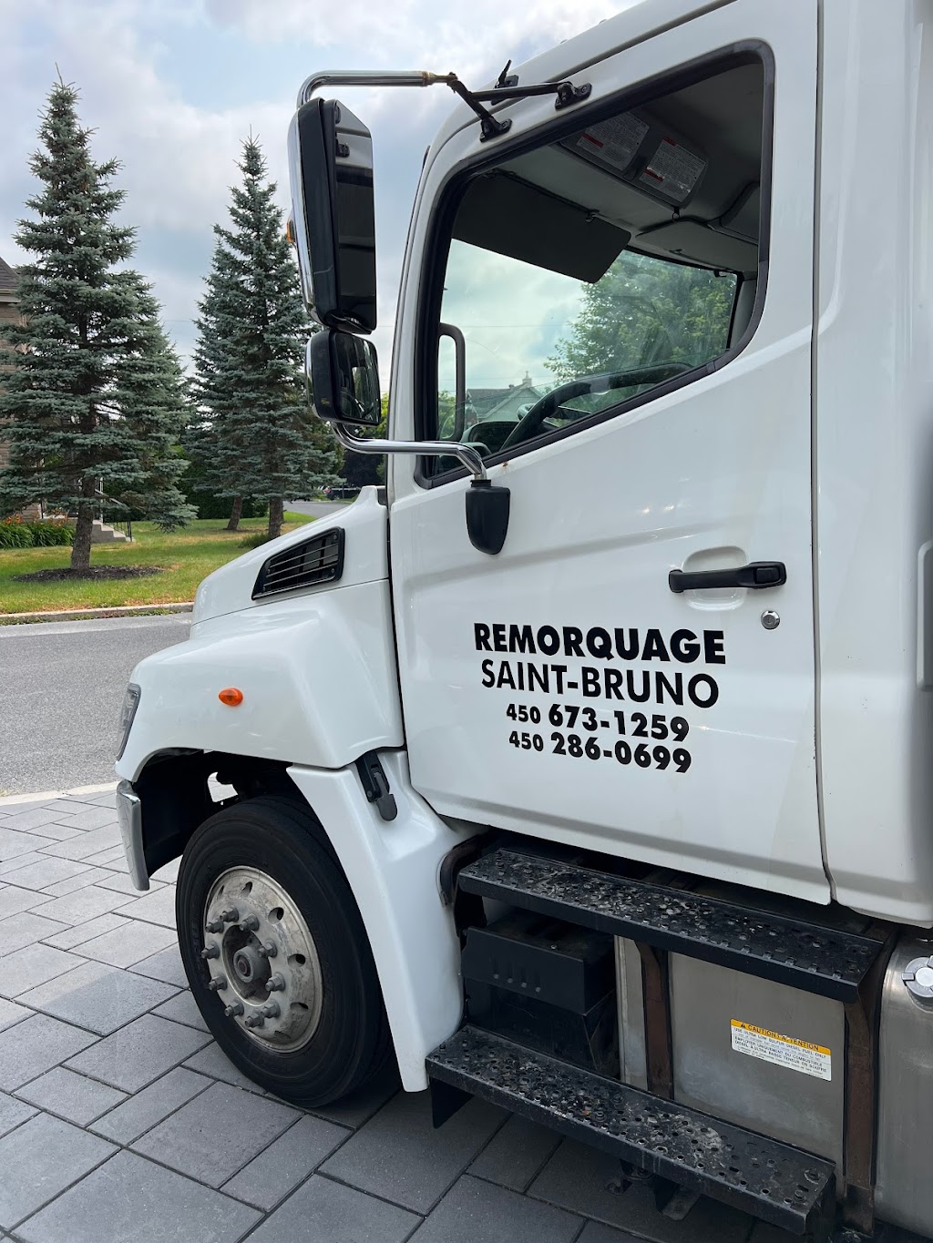 TOWING SAINT BRUNO | 4041 du Rue du Trille-Blanc, Saint-Bruno-de-Montarville, QC J3V 6L5, Canada | Phone: (450) 286-0699