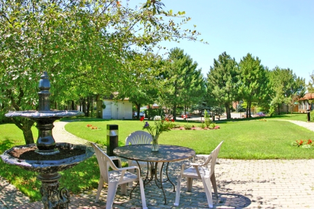 Revera Bough Beeches Place | 1130 Bough Beeches Blvd, Mississauga, ON L4W 4G3, Canada | Phone: (905) 625-2022