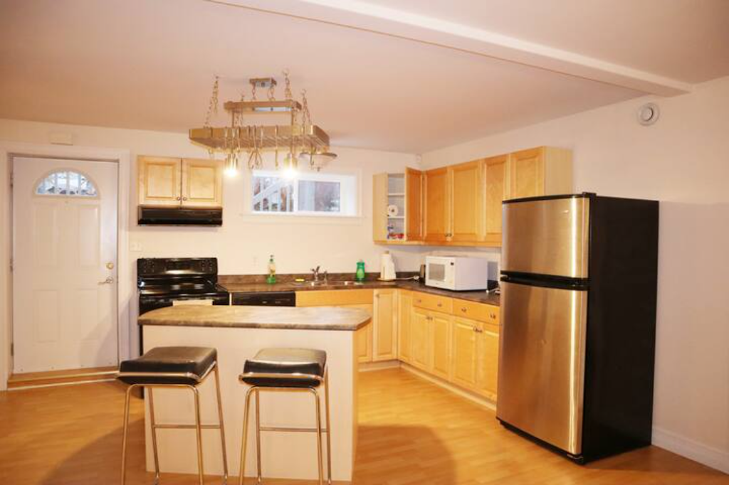 哈法民宿 | 786 Basinview Dr, Bedford, NS B4A 3N4, Canada | Phone: (902) 989-2609