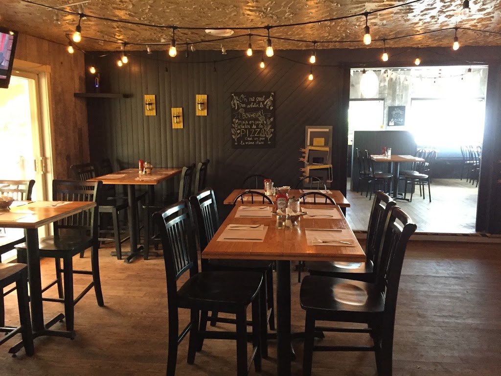 Resto-bar Brinadon | 570 Rue Saint Alphonse, Lac-aux-Sables, QC G0X 1M0, Canada | Phone: (418) 336-2627