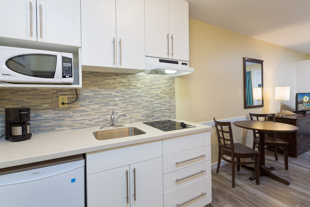 Siesta Suites Kelowna | 3152 Lakeshore Rd, Kelowna, BC V1W 3T1, Canada | Phone: (250) 763-5013