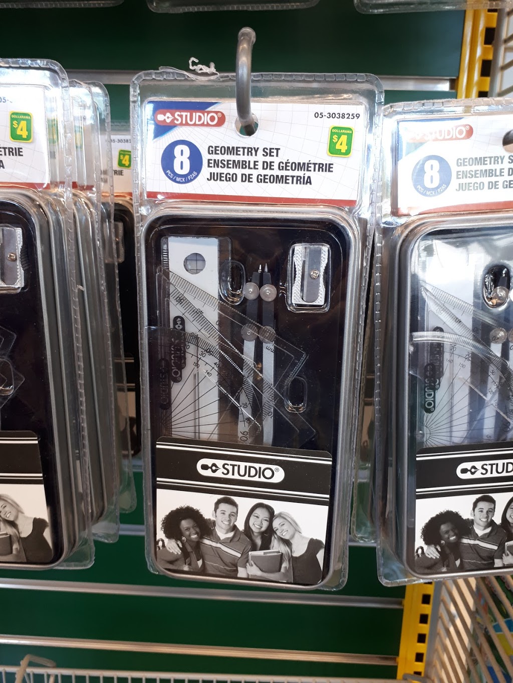 Dollarama | Centre St-Charles, 2989 Boulevard Saint-Charles, Kirkland, QC H9H 3B5, Canada | Phone: (514) 428-5895