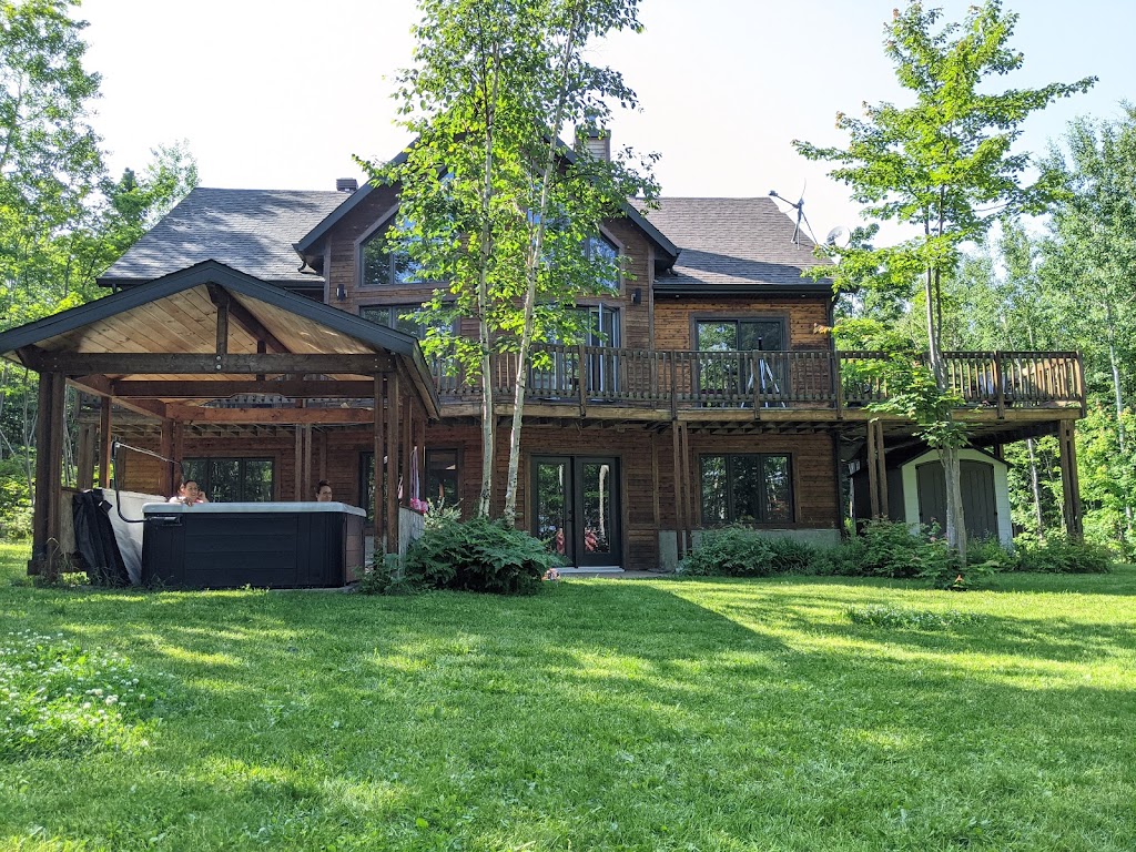 Chalet-boutique AIYANA | 25 Chem. Jori-Smith, Petite-Rivière-Saint-François, QC G0A 2L0, Canada | Phone: (418) 717-9577