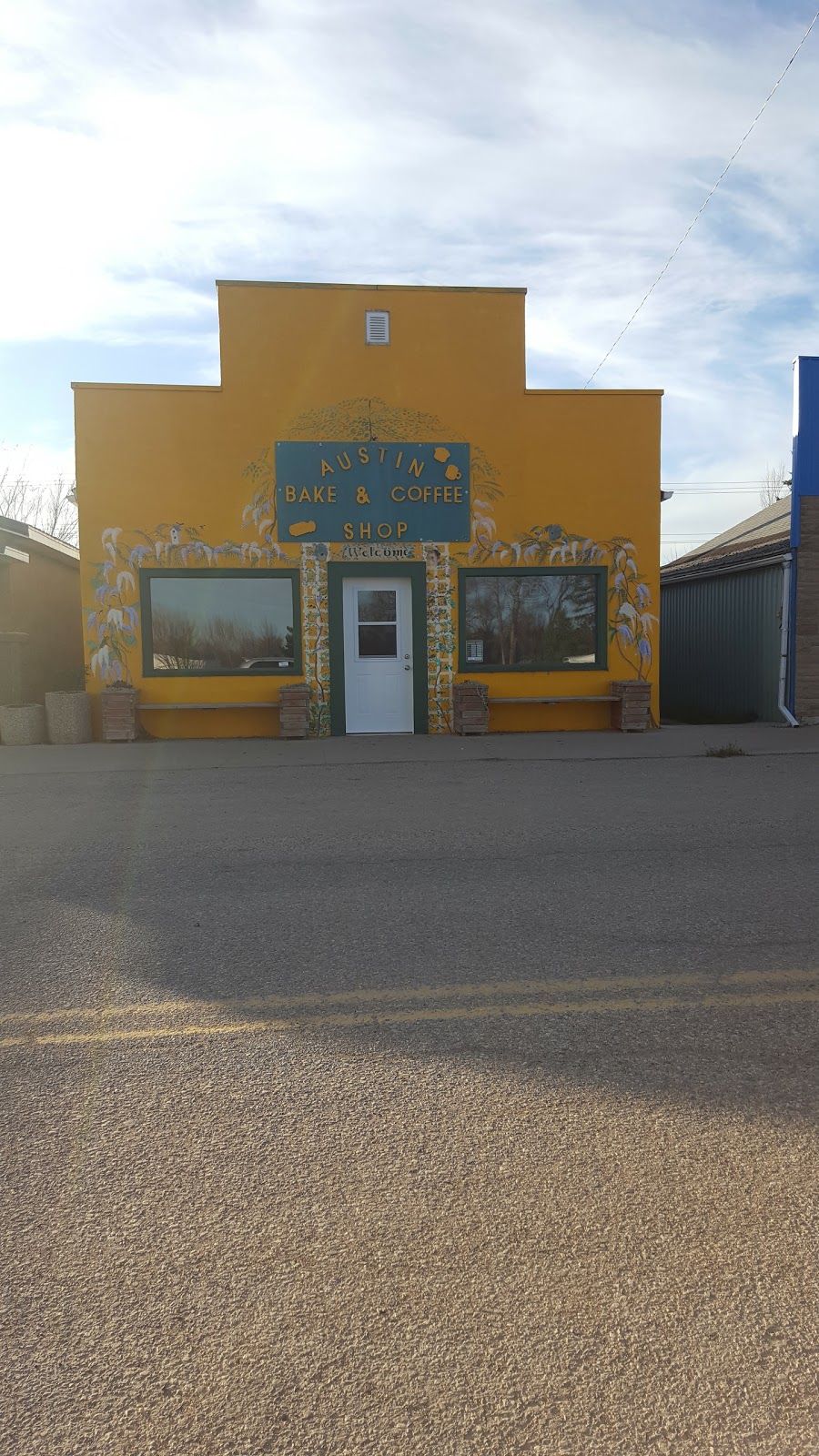 Home-Style Bakery & Cafe | 30 2 Ave, Austin, MB R0H 0C0, Canada | Phone: (204) 637-2000