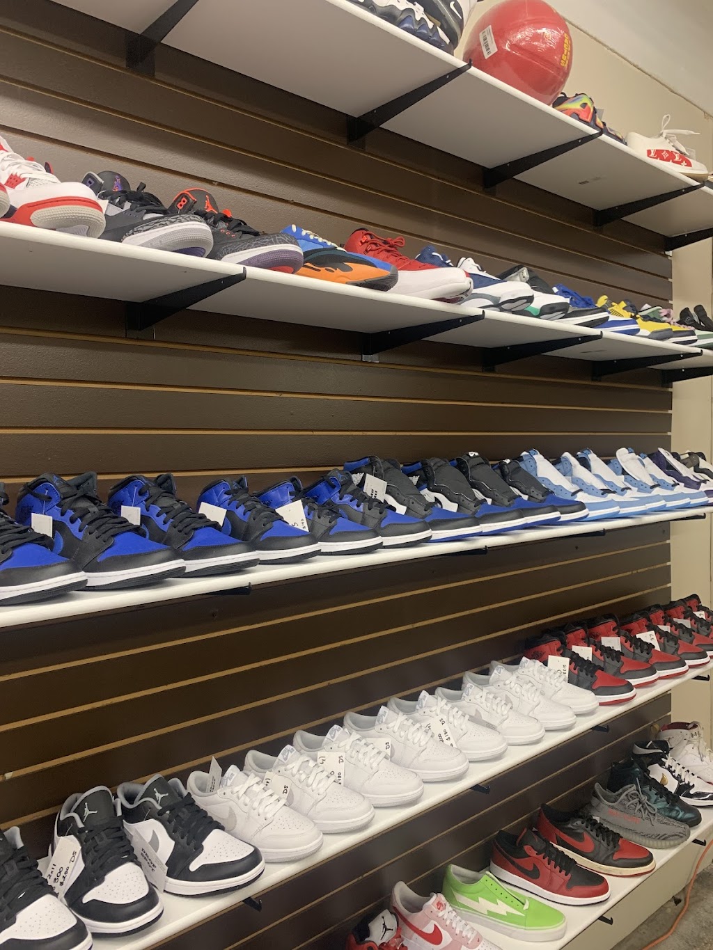 Drop Spot Vintage | 895 King St W, Hamilton, ON L8S 1K5, Canada | Phone: (519) 806-8723
