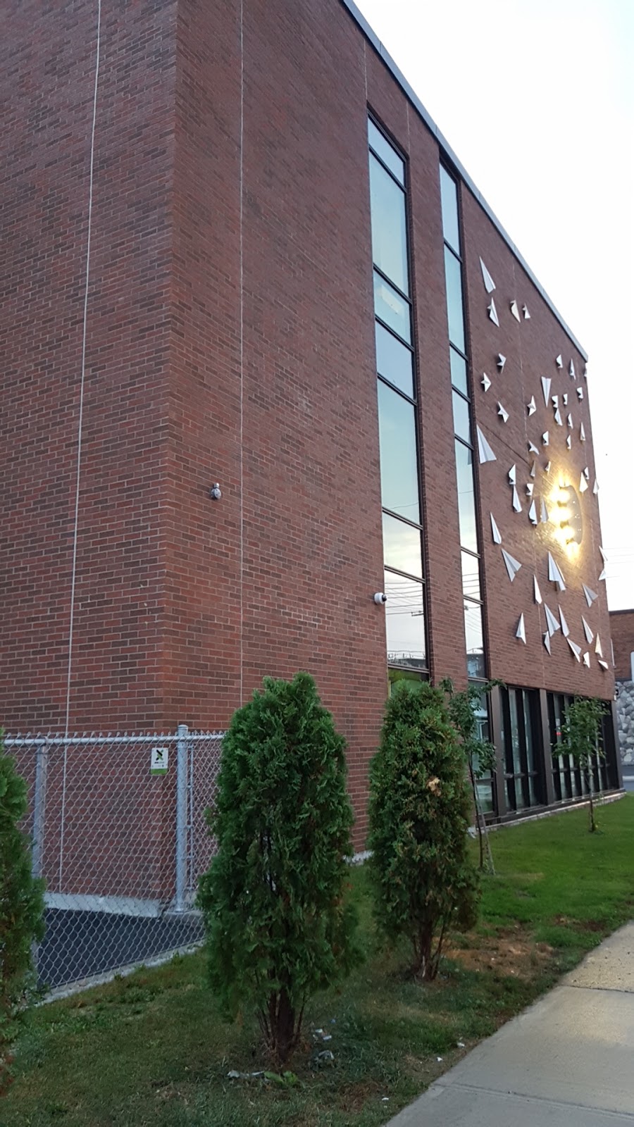 Paul-Jarry school | 676 11e Avenue, Lachine, QC H8S 3G9, Canada | Phone: (514) 855-4201