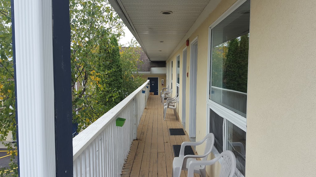 Rainbow Inn | 32 King William St, Huntsville, ON P1H 1G0, Canada | Phone: (705) 789-5514