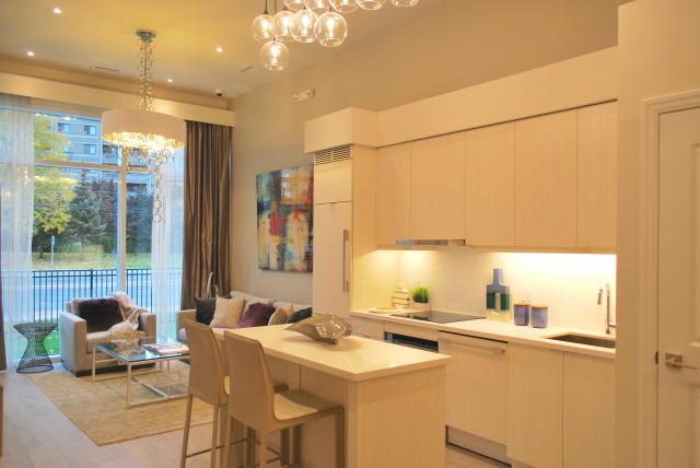 Edge Tower Condominiums | 24 Elm Dr, Mississauga, ON L5B 1L9, Canada | Phone: (905) 660-9222
