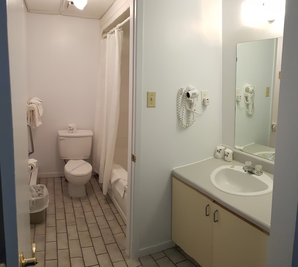 Motel Chantmartin | 414 Rue du Bateau Passeur, Tadoussac, QC G0T 2A0, Canada | Phone: (418) 235-4733