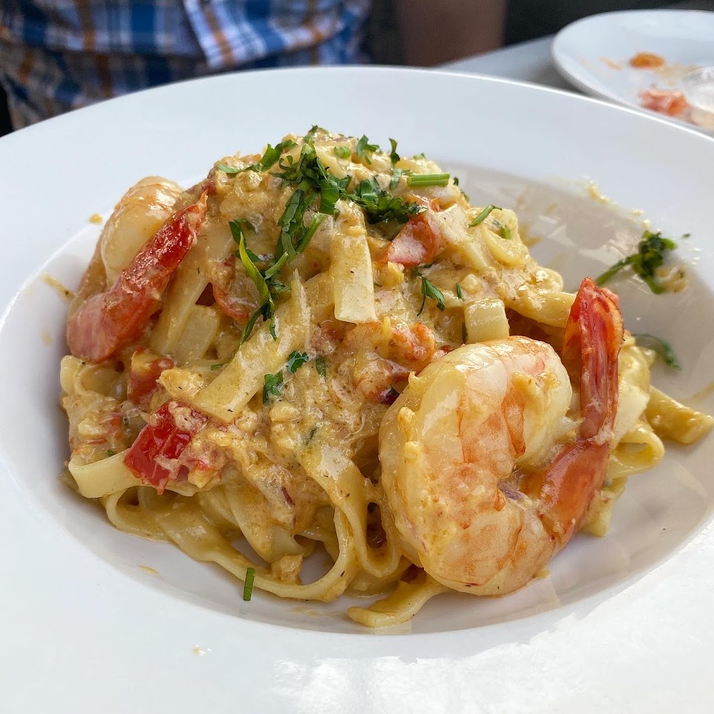 Dianas Oyster Bar and Grill | 2105 Lawrence Ave E, Scarborough, ON M1R 2Z4, Canada | Phone: (416) 288-1588