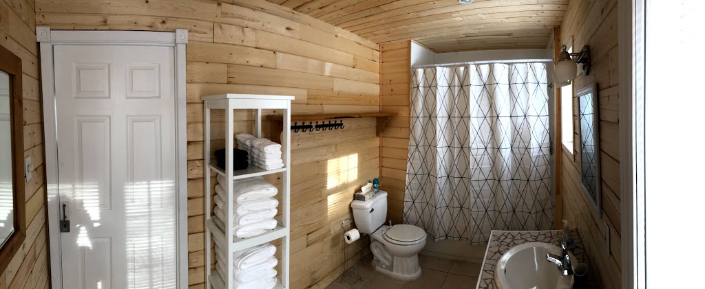 Chalet Castor, bord de l’eau et au pied des pentes | 201 Avenue De-la-Merci, Saint-Côme, QC J0K 2B0, Canada | Phone: (514) 928-1233