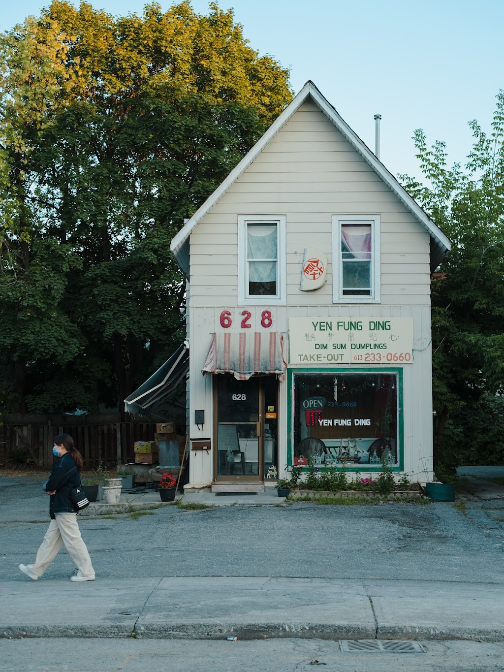 Yen Fung Ding Dumpling Shoppe | 628 Somerset St W, Ottawa, ON K1R 5K4, Canada | Phone: (613) 233-0660