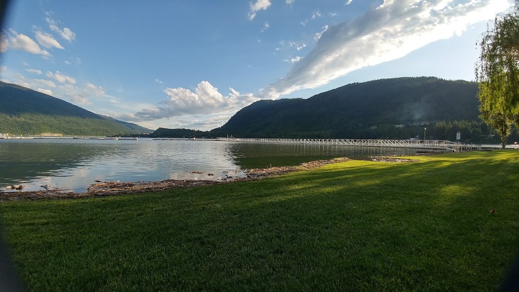 Shuswap Lakeside Vacation Rentals | 505 Poage Ave, Sicamous, BC V0E 2V0, Canada | Phone: (250) 804-3485