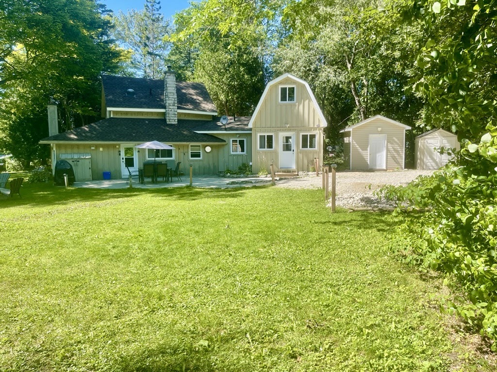 Red Bay Getaway | 81 Symon Ave, Mar, ON N0H 1X0, Canada | Phone: (519) 379-7309