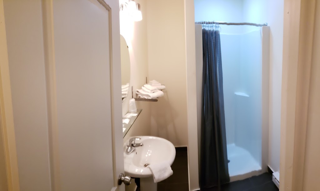 Hotel Le Mirage | 365 Boul Sir-Wilfrid-Laurier, Saint-Basile-le-Grand, QC J3N 1M2, Canada | Phone: (450) 461-1571