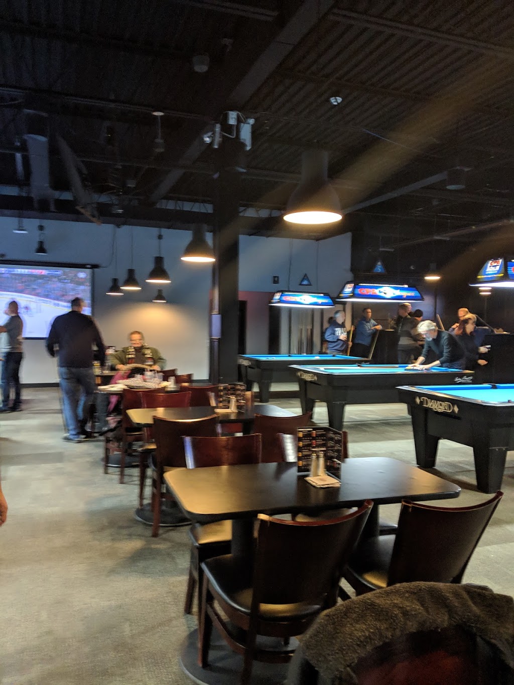 Michelles Billiards And Lounge Inc | 601 Dundas Street West, Whitby, ON L1N 2N2, Canada | Phone: (905) 430-3334