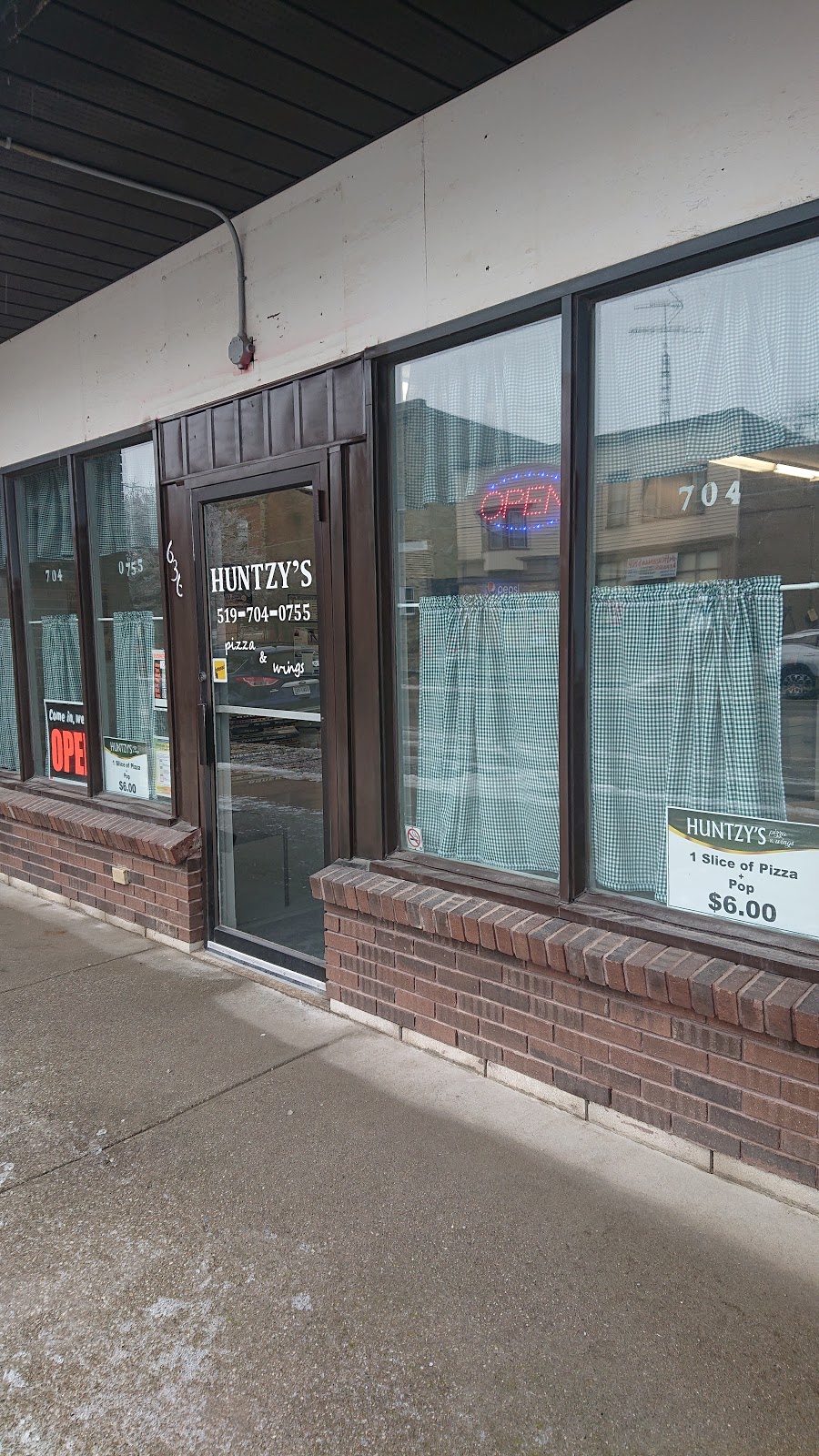 Huntzys Pizza & Wings | 636 Broadway St, Wyoming, ON N0N 1T0, Canada | Phone: (519) 704-0755