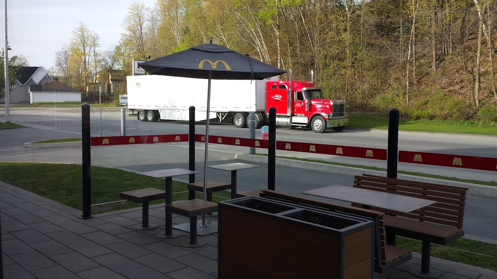 McDonalds | 379 Rue Child, Coaticook, QC J1A 2B5, Canada | Phone: (819) 849-0180
