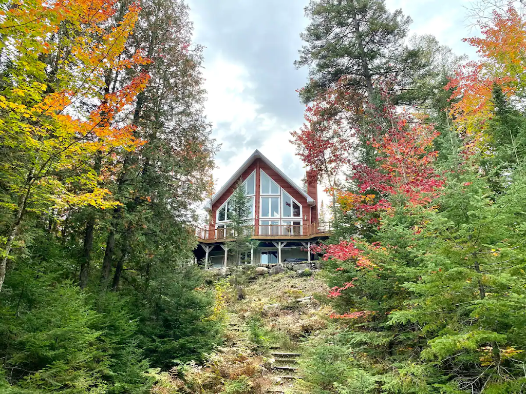 Chalet de la Rivière d Amance with Spa | 260 Rue des Riverains, Chertsey, QC J0K 3K0, Canada | Phone: (514) 246-9405