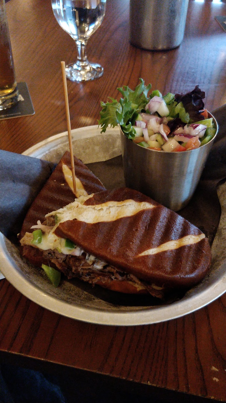 Maple Pub & Patio | 1235 Deerhurst Dr, Huntsville, ON P1H 2E8, Canada | Phone: (705) 789-6411