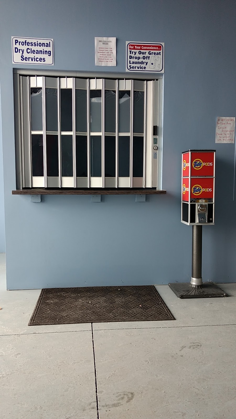 COIN LAUNDRY AND DRY CLEANERS | 20 Dewside Dr #4, Brampton, ON L6R 3C2, Canada | Phone: (647) 391-4032