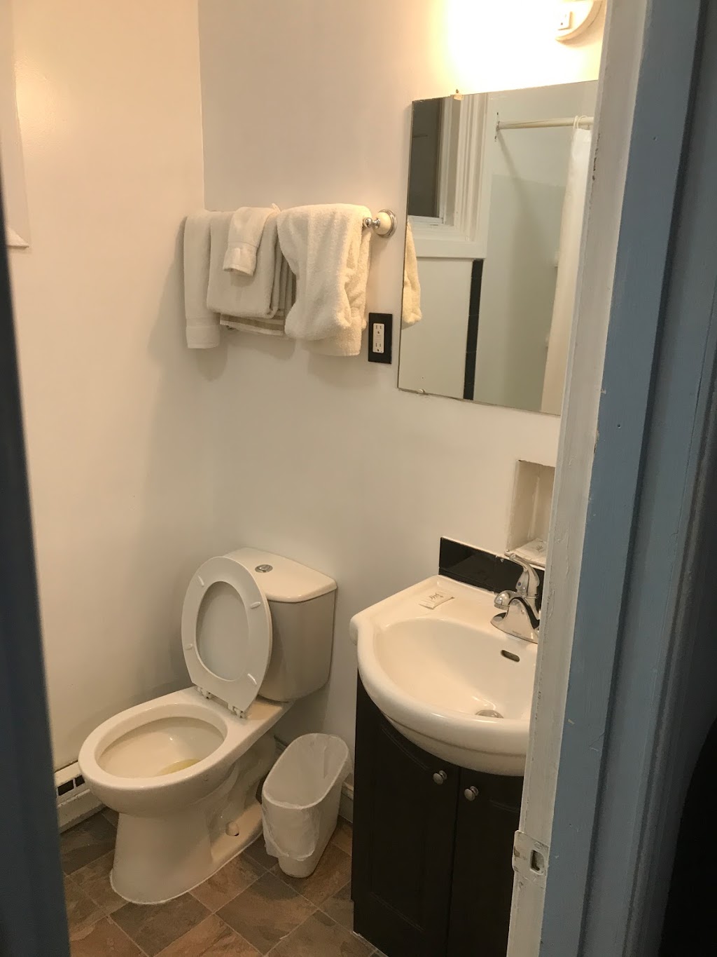 Bayside Motel | 554 Old Highway 2, Trenton, ON K8V 5P5, Canada | Phone: (613) 392-9281