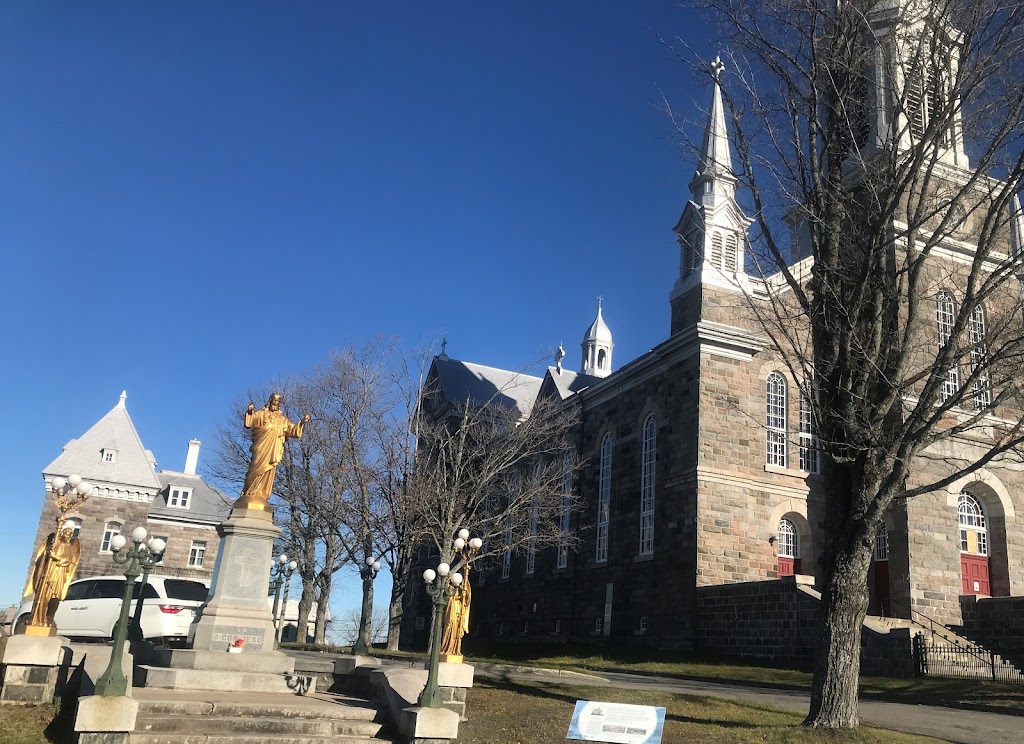 Saint-François-Xavier Catholic Church | 31 Rue Delage, Rivière-du-Loup, QC G5R 3N9, Canada | Phone: (418) 862-2805