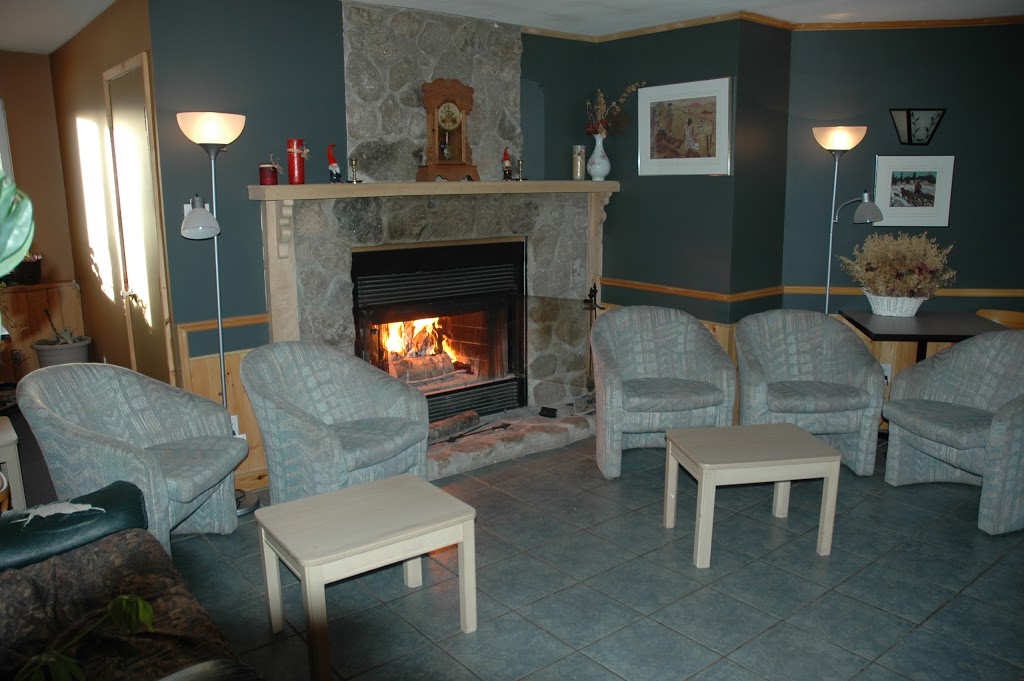 Auberge le Relais des Hautes-Gorges | 330 Rue Principale, Saint-Aimé-des-Lacs, QC G0T 1S0, Canada | Phone: (418) 439-5110