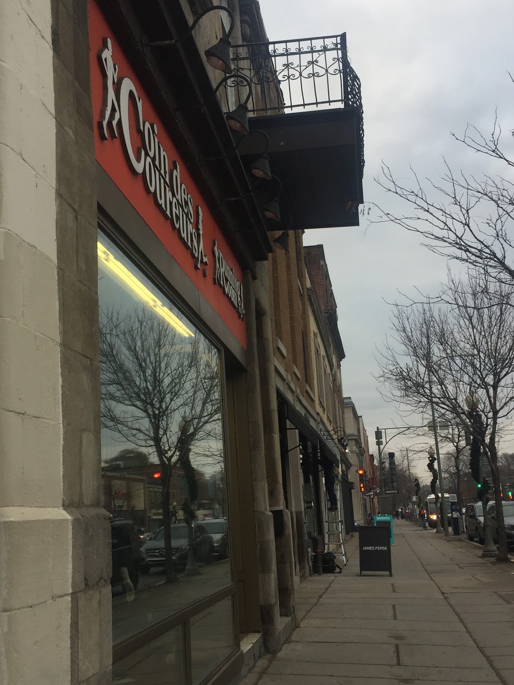 Coin Des Coureurs | 4873 Rue Sherbrooke Ouest, Westmount, QC H3Z 1G9, Canada | Phone: (514) 483-4495