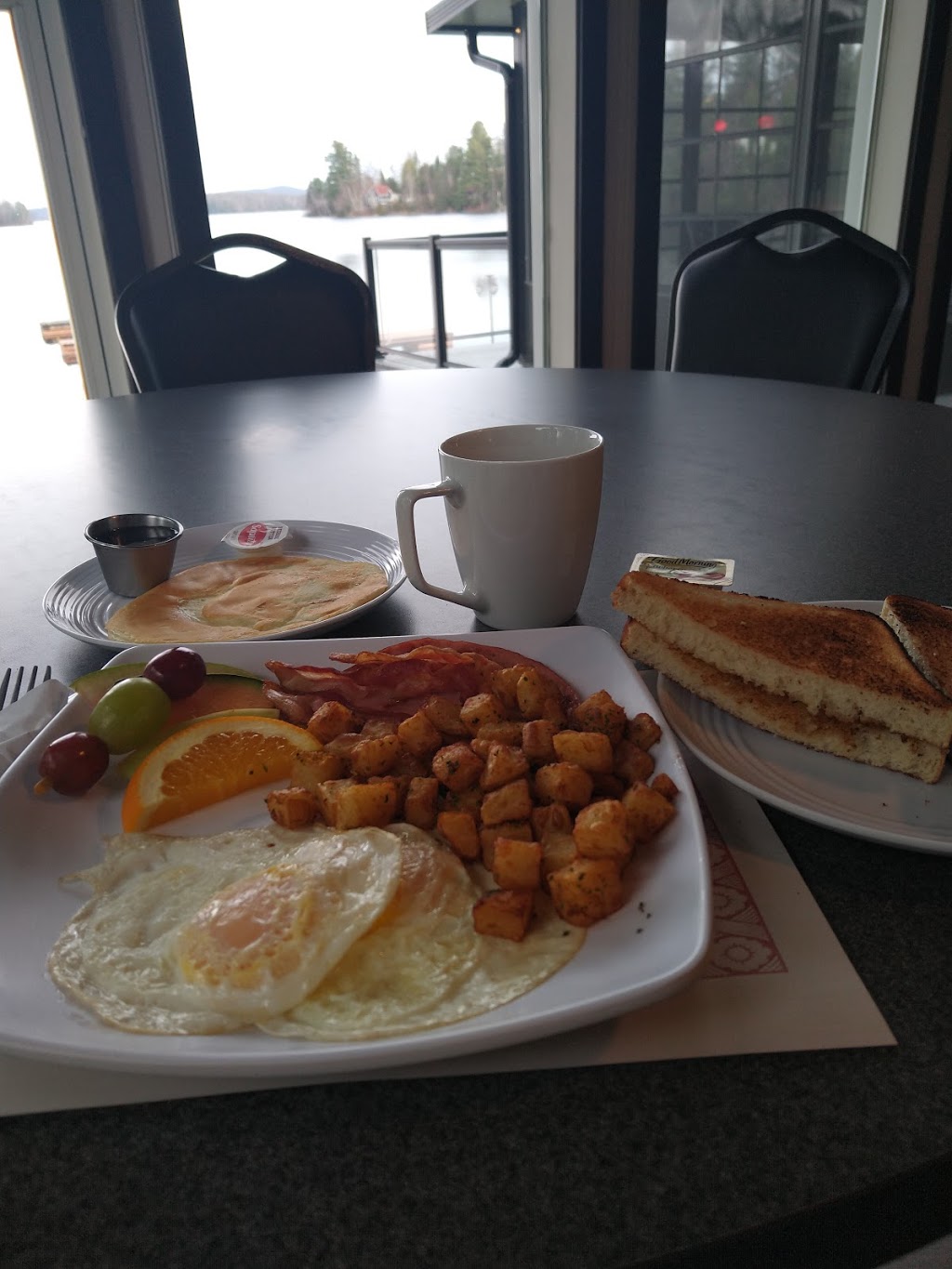 Auberge Presquile | 1001 Rue Principale, Notre-Dame-de-Pontmain, QC J0W 1S0, Canada | Phone: (819) 597-4100