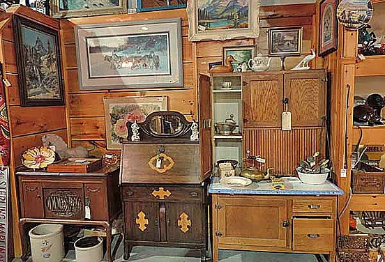 Thornbury Antique Market | Kings Court, (Hwy, 99 King St E #26, Thornbury, ON N0H 2P0, Canada | Phone: (226) 665-8999