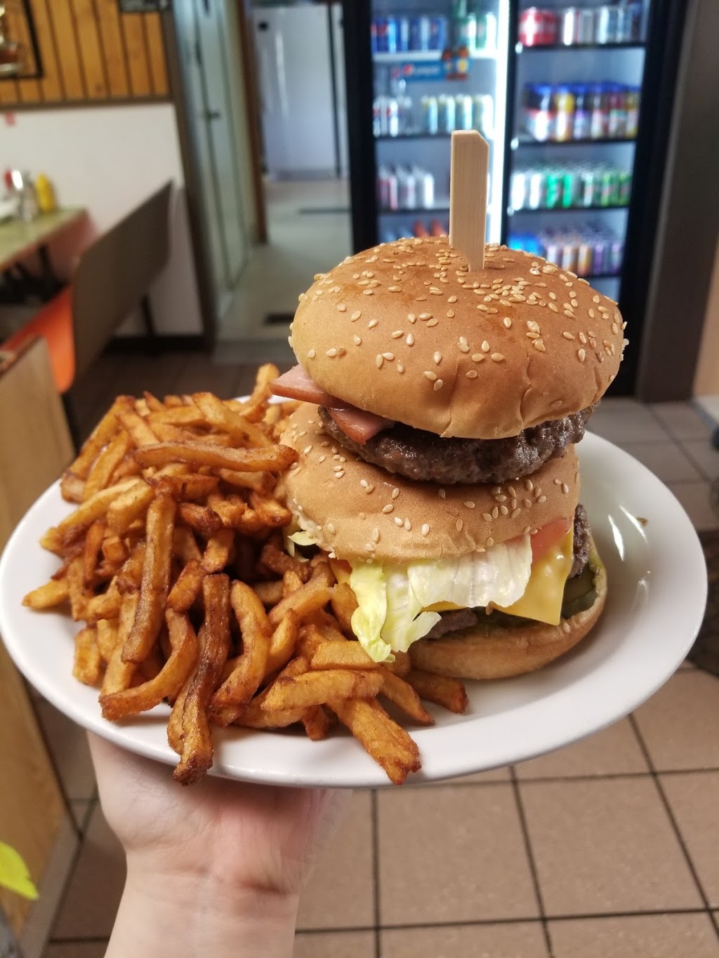 Vickies Snack Bar | 719 Park Ave, Beausejour, MB R0E 0C0, Canada | Phone: (204) 268-1922