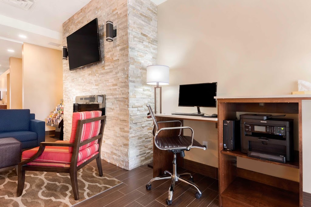 Comfort Inn & Suites | 5 Spicer Square, Bowmanville, ON L1C 5M2, Canada | Phone: (905) 623-6781