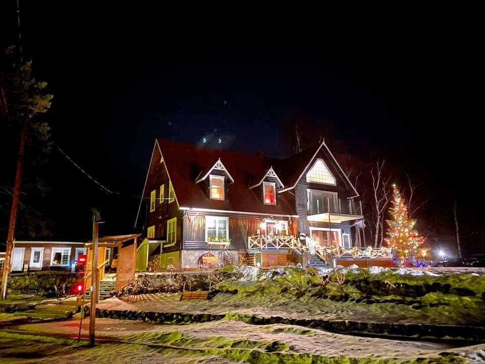 Hôtel du Capitaine | 3031 Chemin des Coudriers, La Baleine, QC G0A 2A0, Canada | Phone: (888) 520-2242
