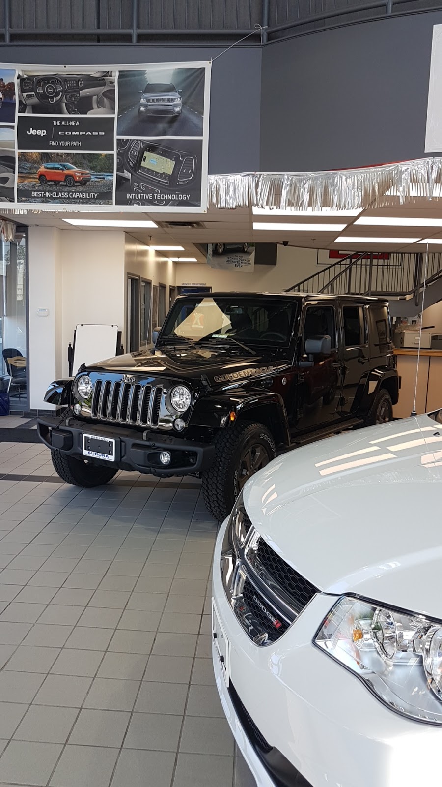 Aurora Chrysler | 14535 Yonge St, Aurora, ON L4G 6L1, Canada | Phone: (877) 645-2308