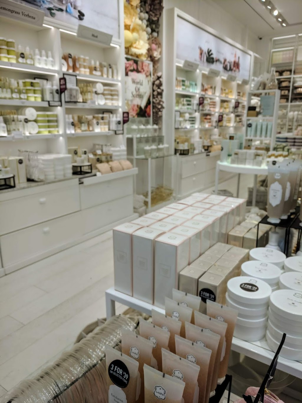 Laline | 25 The West Mall, Etobicoke, ON M9C 1B8, Canada | Phone: (416) 621-0532