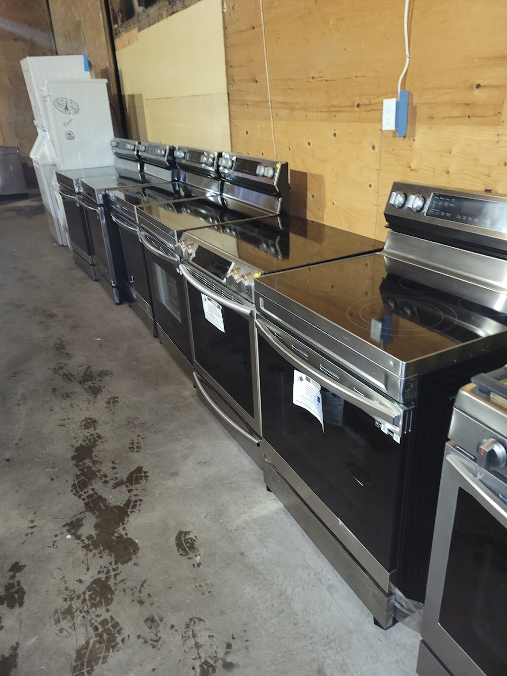 Tegh liquidation wholesale ltd | 5051 King George Blvd, Surrey, BC V3S 0L2, Canada | Phone: (778) 384-1350