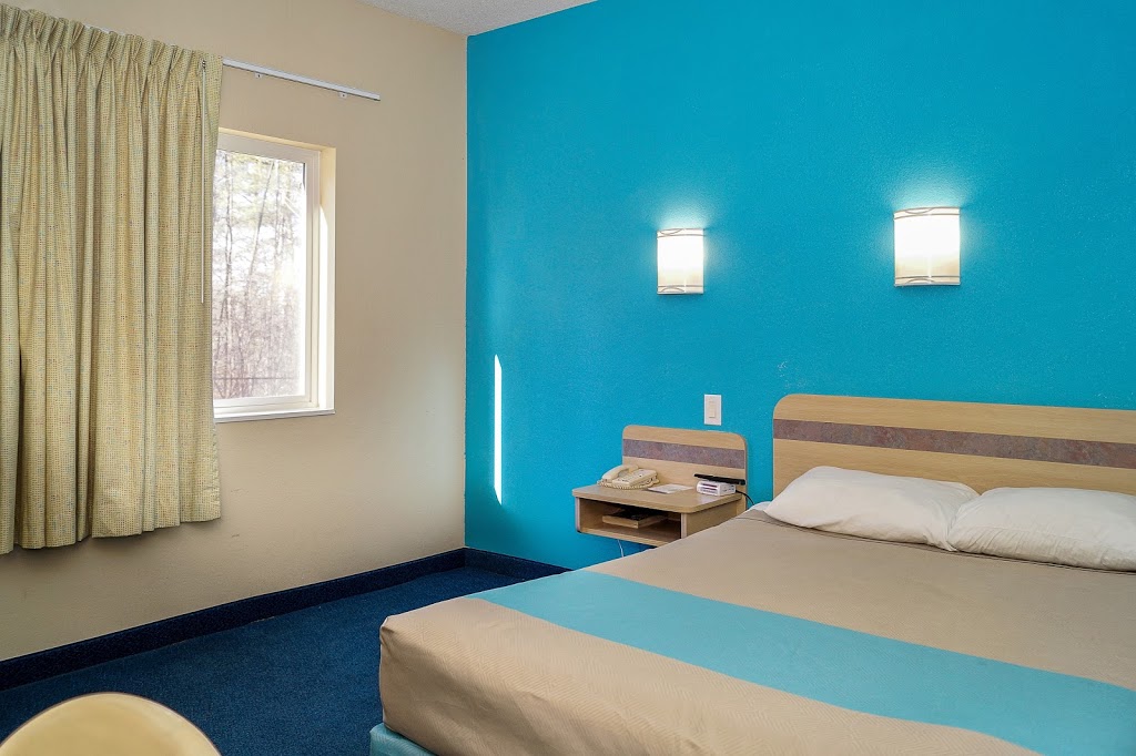 Motel 6 Peterborough, ON | 133 Lansdowne St E, Peterborough, ON K9J 7P7, Canada | Phone: (705) 748-0550