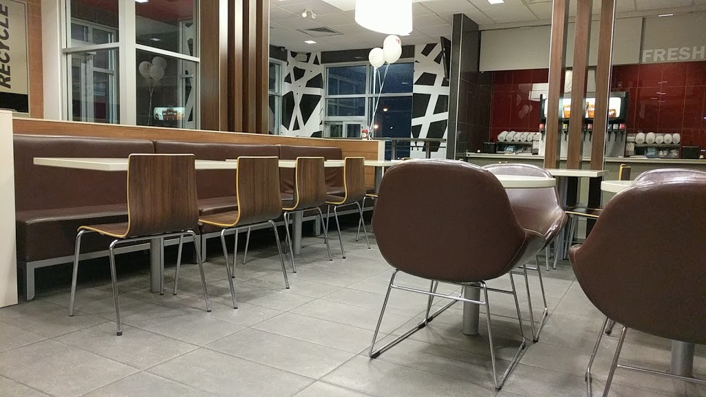 McDonalds | 17760 Yonge St, Newmarket, ON L3Y 8P4, Canada | Phone: (905) 895-1222