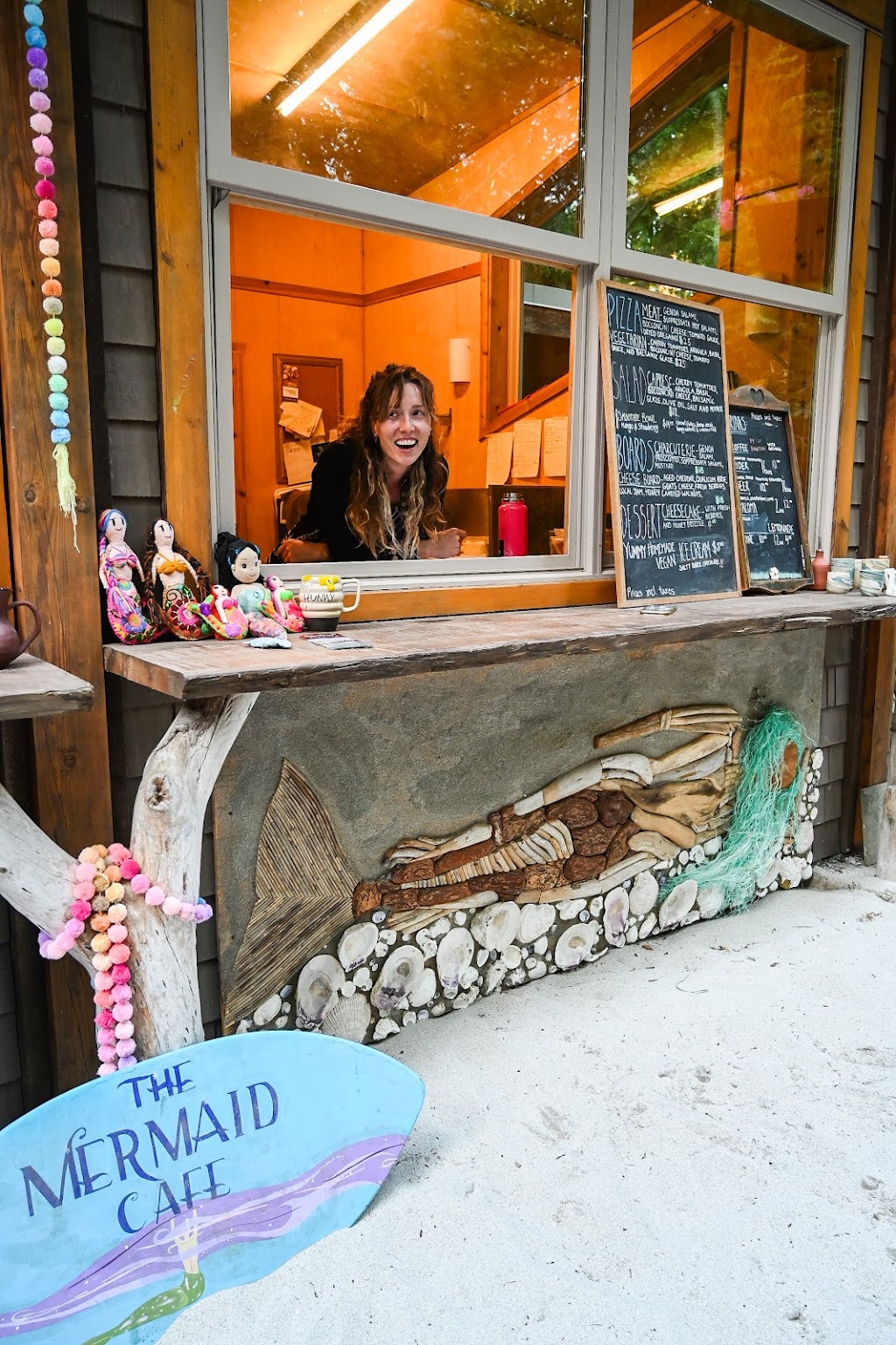 Mermaid Lounge | 1721 Vancouver Blvd, Lund, BC V0N 2G0, Canada | Phone: (778) 840-9090