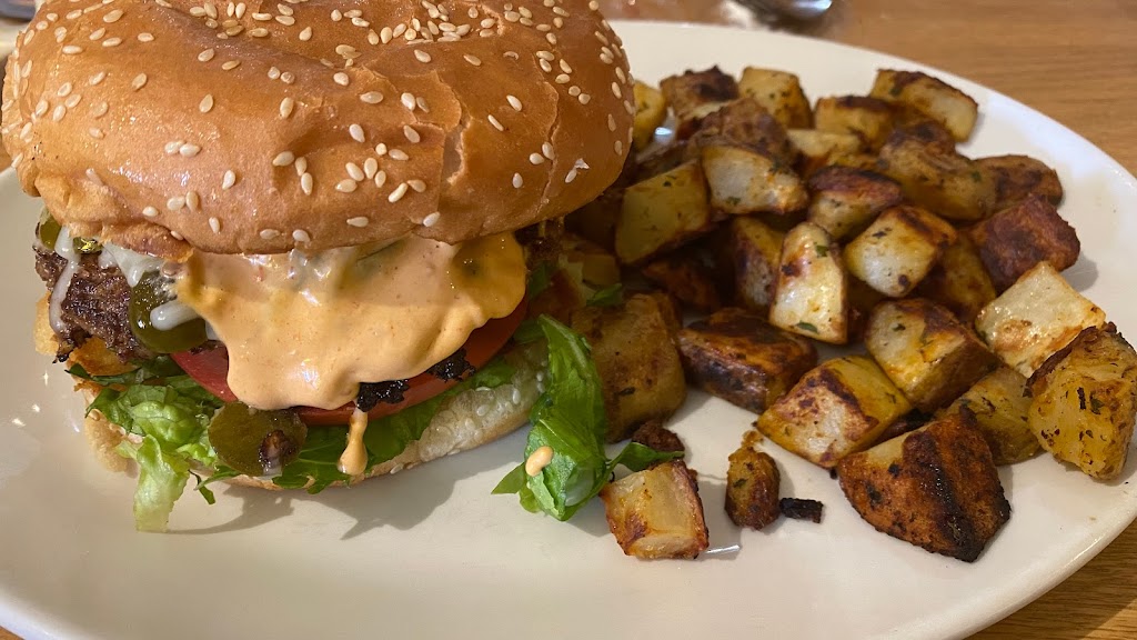 Sunshine Village Grill | 2200 Bloor St W, Toronto, ON M6S 1N4, Canada | Phone: (416) 763-1444