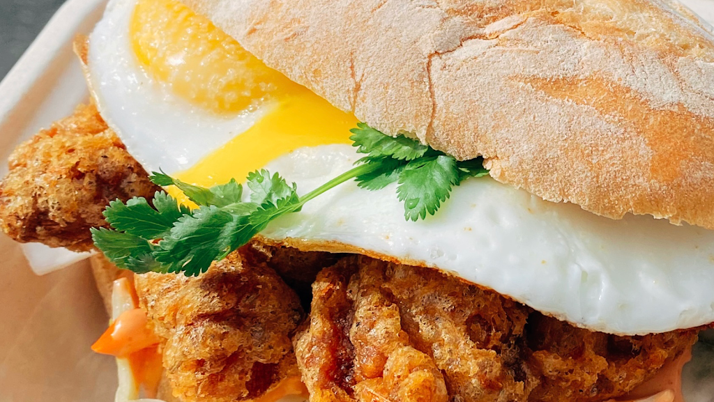 Henrys Hip Eats | 1507 Powell St, Vancouver, BC V5L 5C3, Canada | Phone: (778) 898-3565