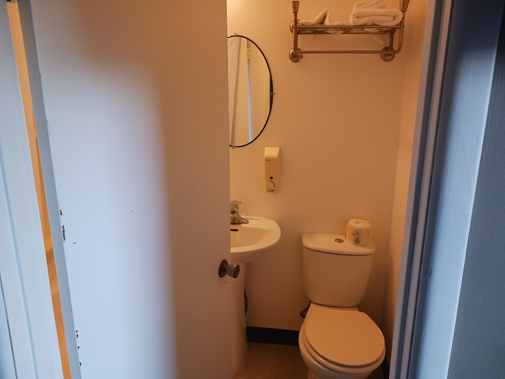 Robins Nest Motel and Cafe | junction hwy 1 &, MB-5, Carberry, MB R0K 0H0, Canada | Phone: (204) 834-2878