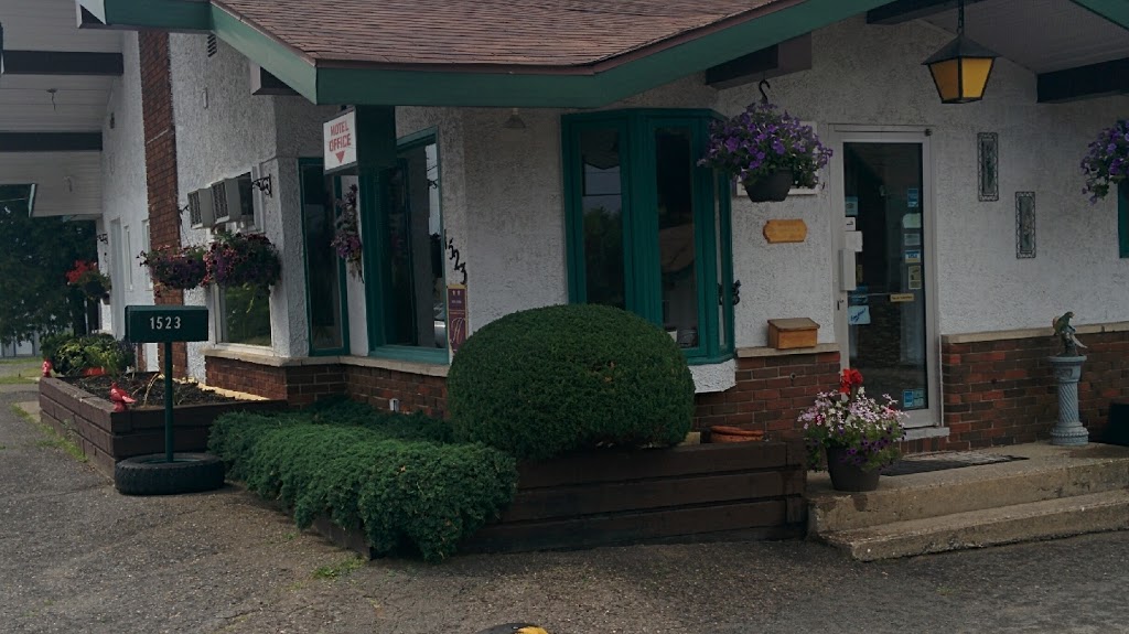 Motel Les Pins | 1523 Rue Principale, Granby, QC J2J 0S4, Canada | Phone: (450) 378-0793